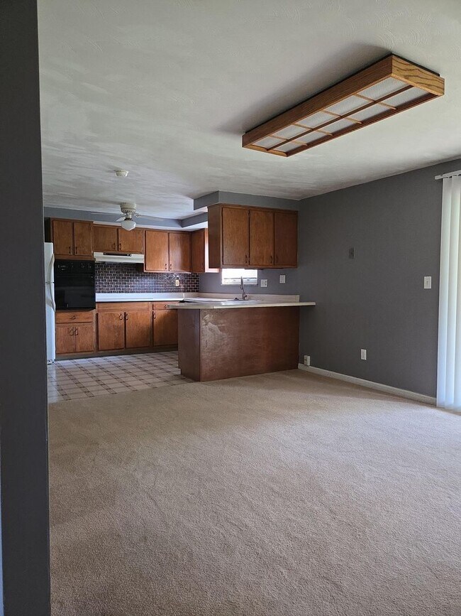 Building Photo - Great 4BR, 2BA single family home with AC ...