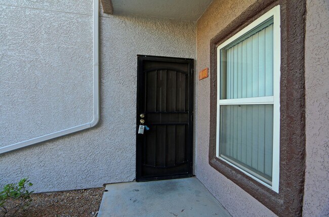 Foto del edificio - LOVELY & IMMACULATE CONDO LOCATED NEAR THE POOL PLUS HAS NEW PAINT, WOOD FLOORS, AND VIEWS OF THE...