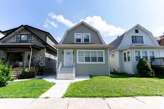 Building Photo - 4717 W Berteau Ave