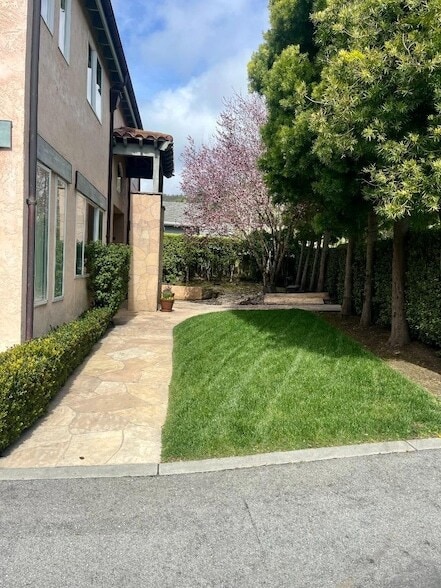 Building Photo - 445 Purisima Way