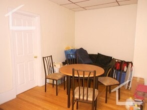 Building Photo - 27 Park Dr