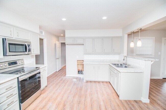 Foto del edificio - Large Recently Updated 3 Bed 2 Bath Home