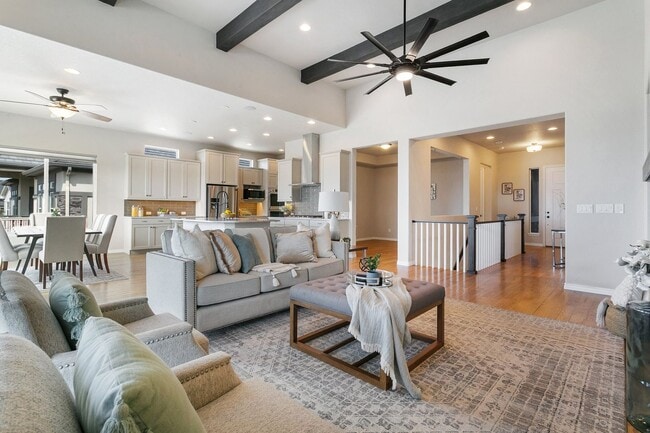 Building Photo - 5 Bed 5 Bath in Flying Horse!!