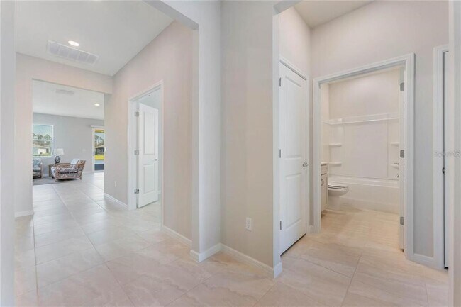 Foto del edificio - 6403 Shimmering Shrs Ln