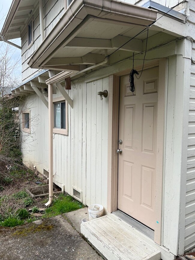 Building Photo - 4 bedroom, 1 bathroom backhouse in South C...