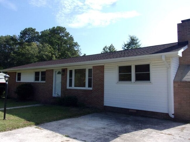 Building Photo - 3 Bedroom 2 Bath Beautifully Renovated Home in Lancaster