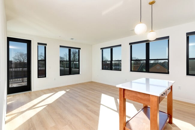 Building Photo - Irwin North