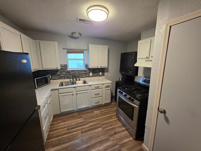 Building Photo - Recently remodeled 2-bedroom home close to the square