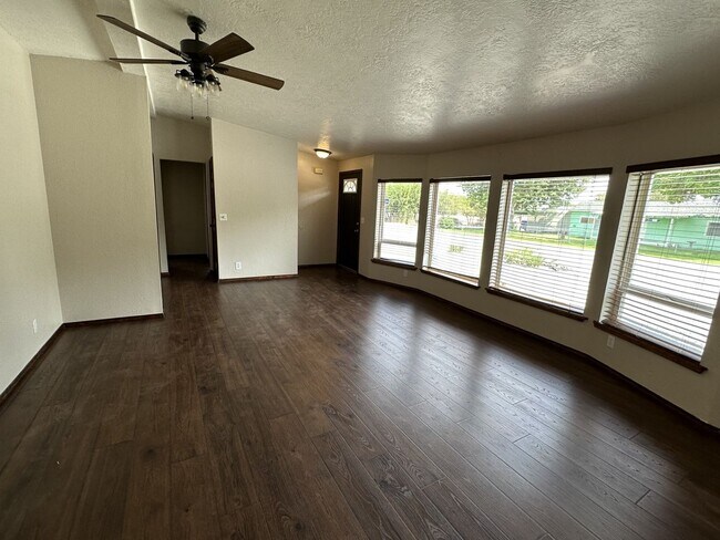 Building Photo - Pasco Corner Lot House For Lease!