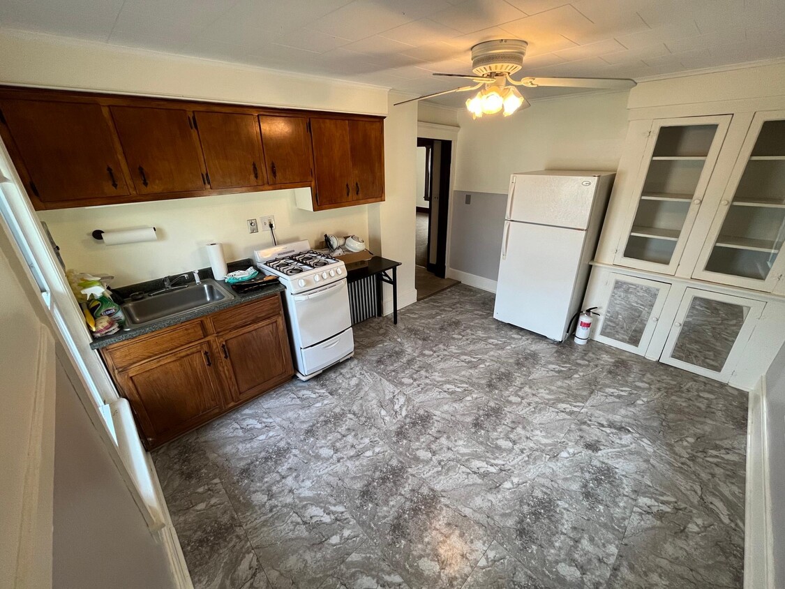 Kitchen Picture 1/2 - 215 E Cliff St