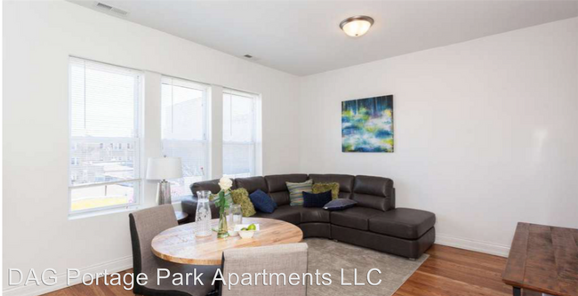 Foto del edificio - 4050 N Milwaukee Ave