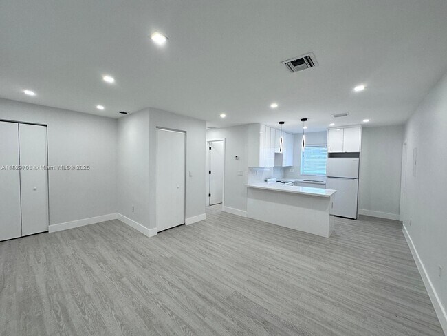 Building Photo - 215 Zamora Ave