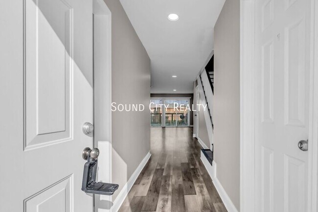 Building Photo - 403 Raintree Dr