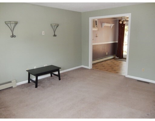 Building Photo - 305 Club Valley Dr