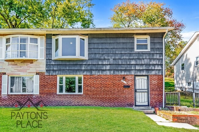 Building Photo - Spacious Single Family home with Huge Backyard and Parking