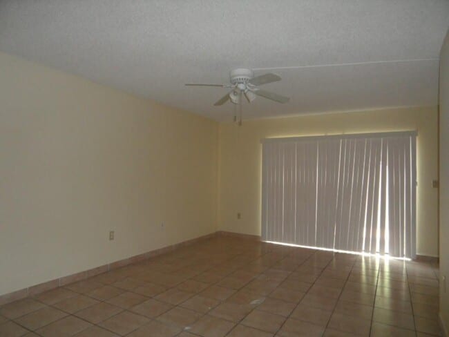Building Photo - 221 Palm Cir E