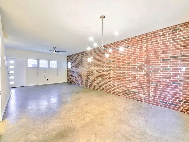 Foto del edificio - Stylish Two Story Townhome in the Cedars District of Dallas