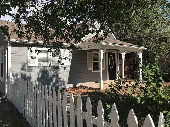 Building Photo - 2 Bed 1 Bath - Fully Renovated - Available...
