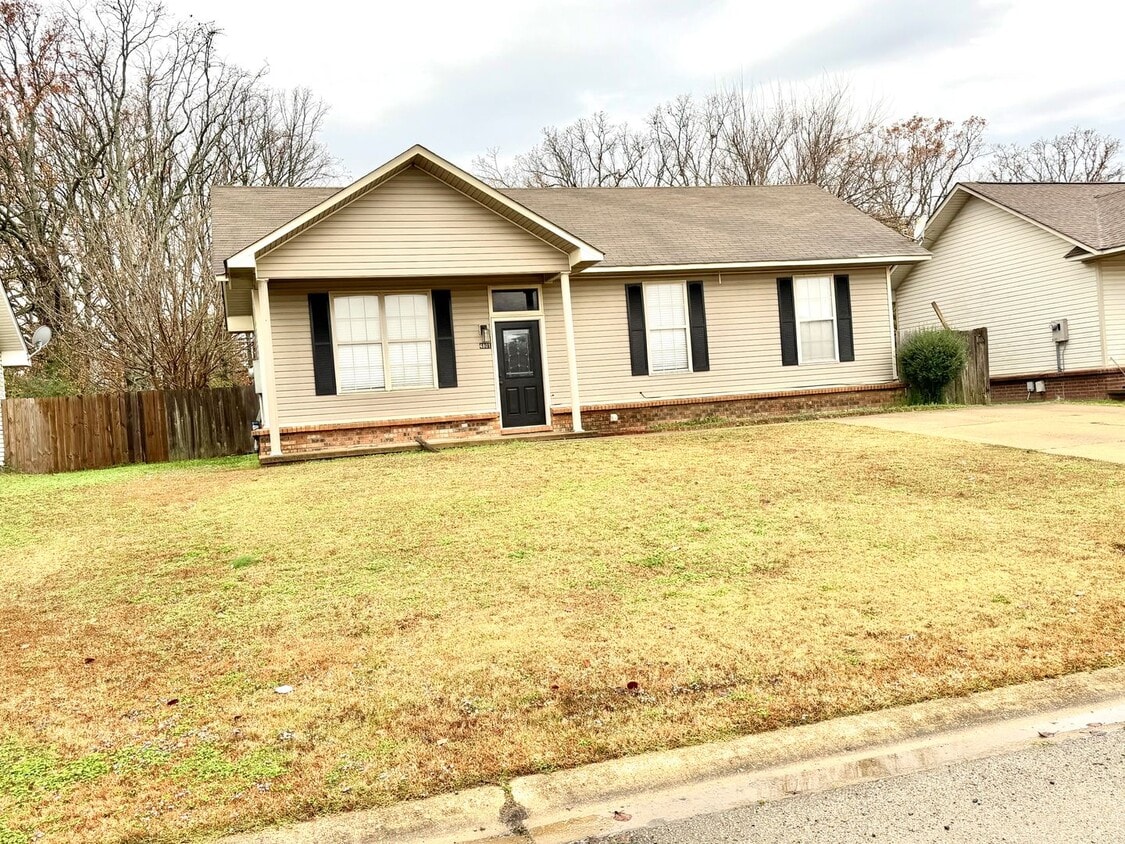 Primary Photo - 3 Bed / 2 Bath in Jonesboro Available Now!
