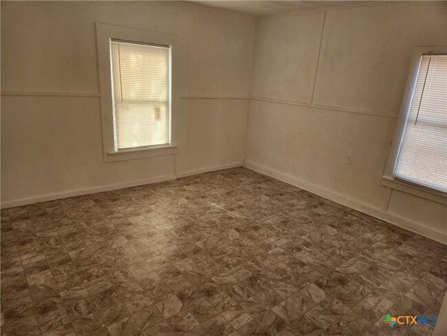 Foto del edificio - 1102 W Central Ave