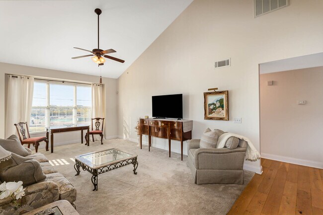 Building Photo - 2000 Newark Ln