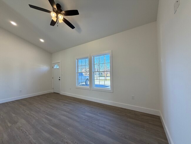 Building Photo - 800 E Engineer St