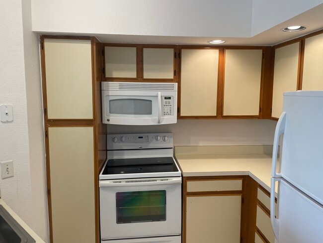 Foto del edificio - 3330 Pinewalk Dr N