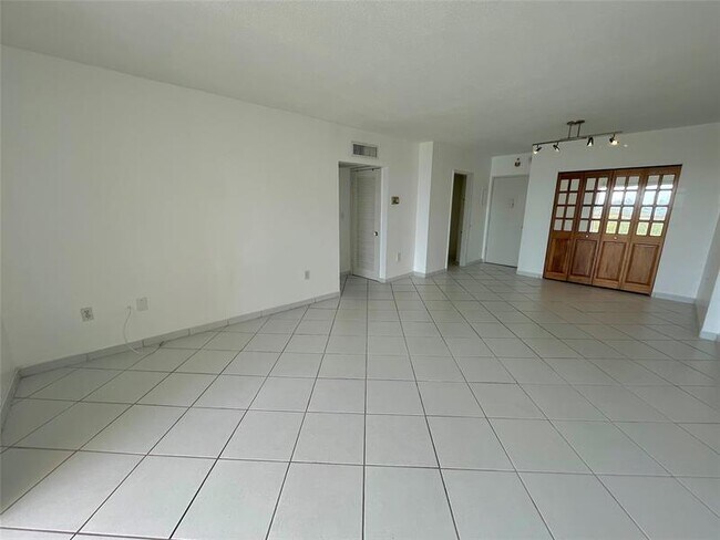 Foto del edificio - 400 Kings Point Dr