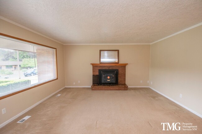 Foto del edificio - Beautiful Three Bedroom in Great Camas Nei...