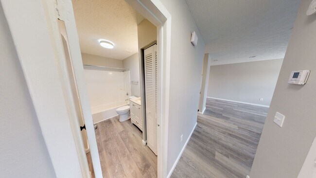 Foto del edificio - AVAILABLE after October 7th - Large 2 bedr...