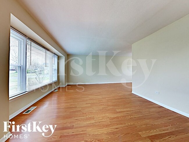 Building Photo - 22627 Mission Dr