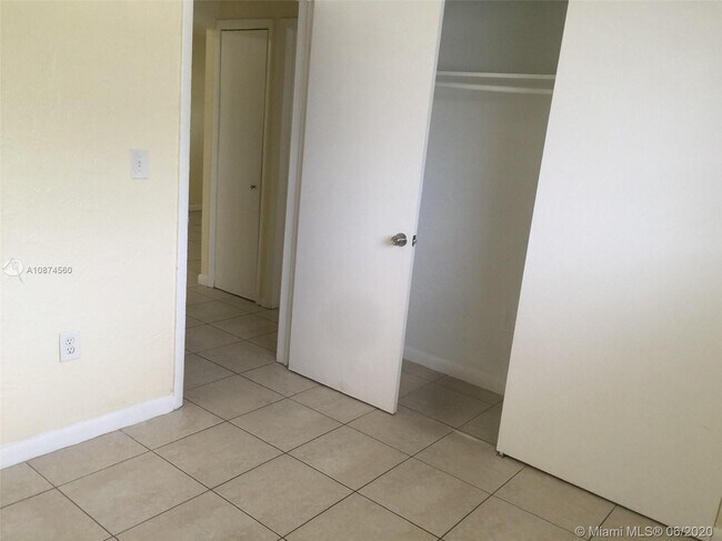 Building Photo - 257 S Royal Poinciana Blvd