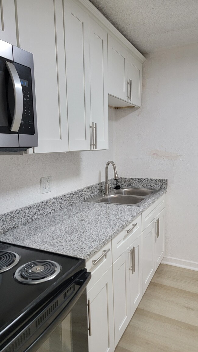 Building Photo - 6636 Tracy Ave