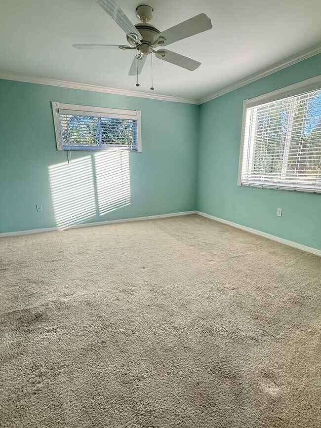 Foto del edificio - Stunning Sandpiper Bay 2 bed/2 bath end unit condo