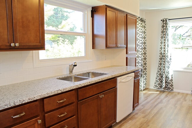 Building Photo - Exquisite One of a Kind 2+ Bedroom Russell...