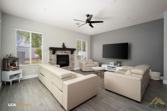 Foto del edificio - Luxury Living in Windermere Seven Oaks: Modern 5 Bed, 3 Bath Home with Pool, Solar, and Gated Nei...