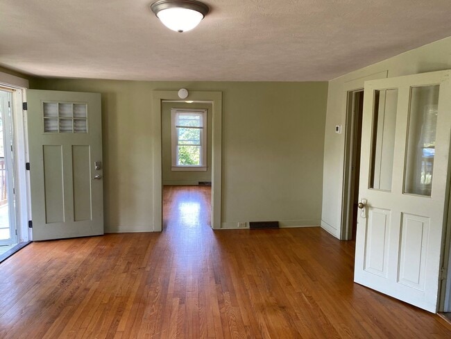 Building Photo - Woodfin - 1920's Cottage