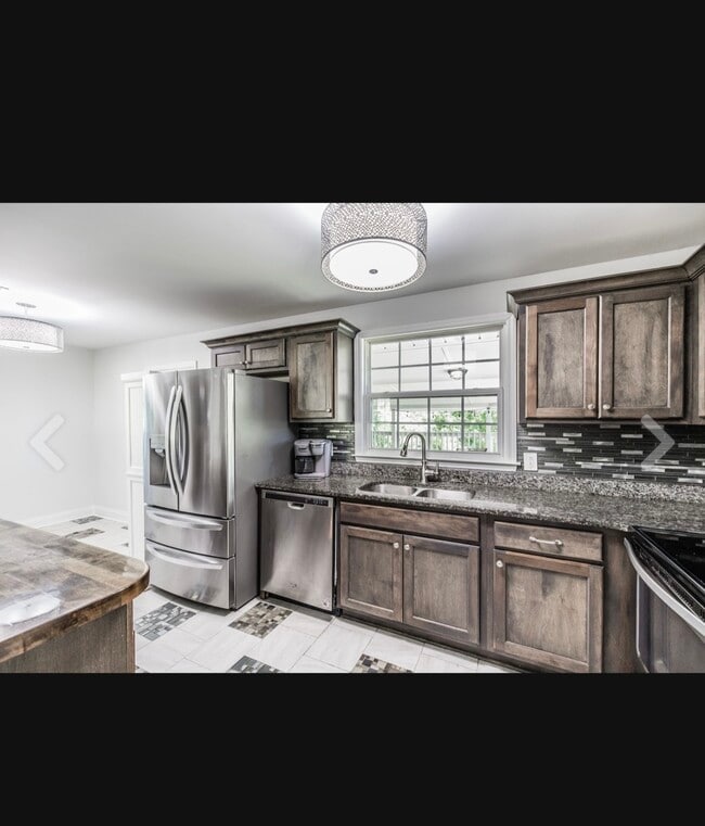 Building Photo - 907 N Graycroft Ave