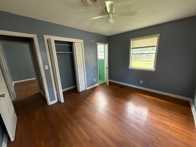 Building Photo - 1054 Deryll St
