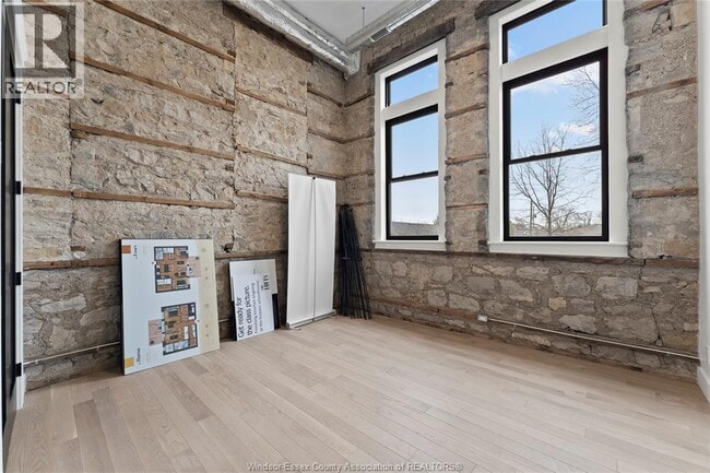 Building Photo - 247 Brock St