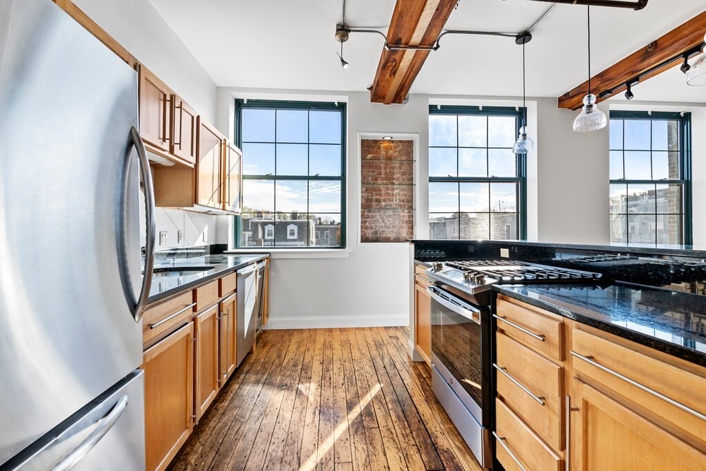 Primary Photo - 881 E 1st St