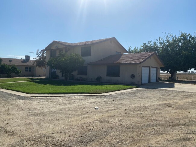 Building Photo - large home in the country!