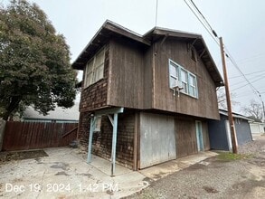 Building Photo - 1109 Oak St