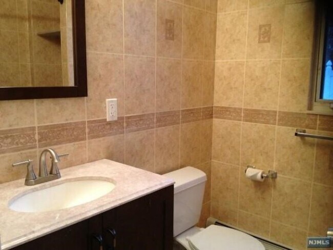 Building Photo - 585 Barnett Pl