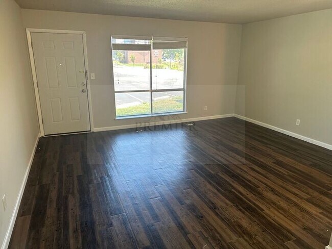 Foto del edificio - 6049 Barton Ave
