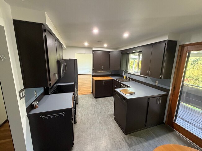 Foto del edificio - Top Floor Unit in Tastefully Updated Home!