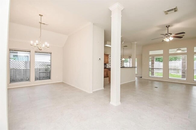 Building Photo - 3903 Vinecrest Dr