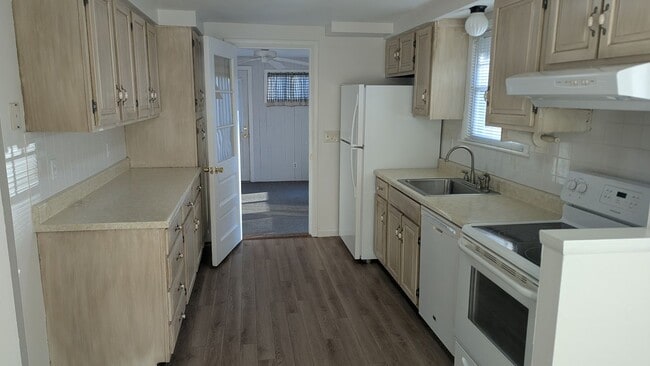 Building Photo - ***Please Respond Directly to the Online Listing, Calls May Not Be Returned***