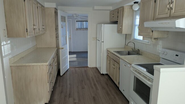 Foto del edificio - ***Please Respond Directly to the Online Listing, Calls May Not Be Returned***