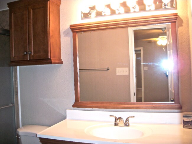 Building Photo - 114 Henson Ct